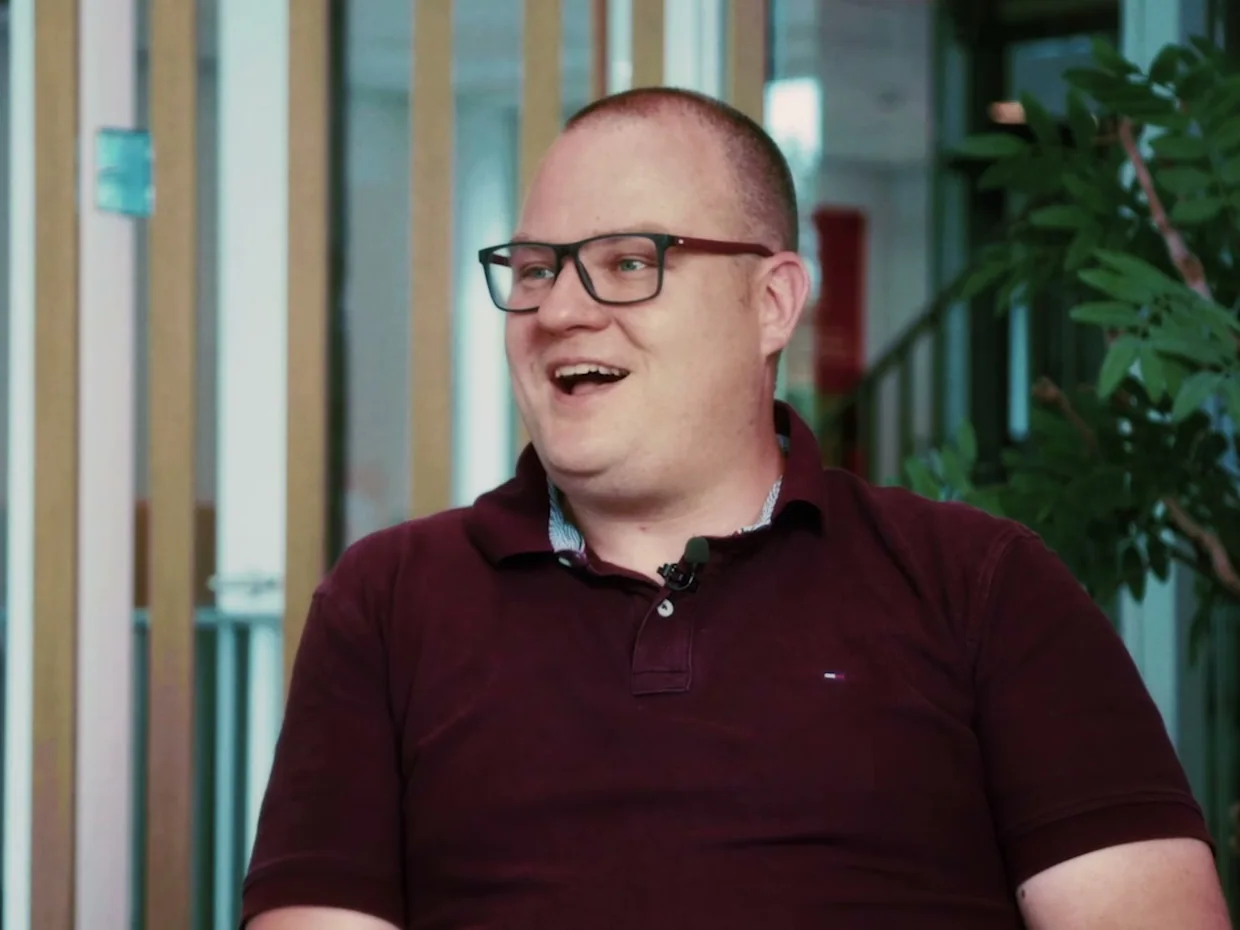 Willem Huisman, recruitment adviseur bij Bredenoord, lachend tijdens het interview.