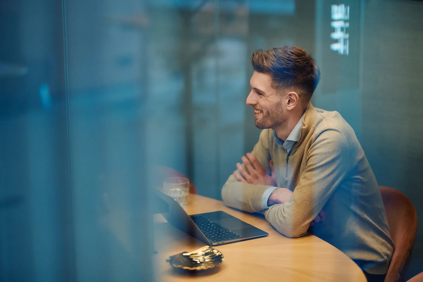 Begeleider en trainee in gesprek